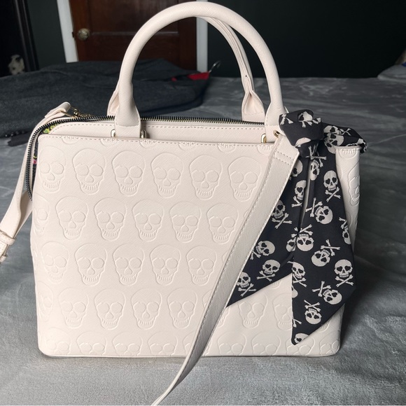 Betsey Johnson Purse - Picture 3 of 8